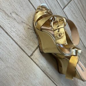 Charles David gold heals size 5b